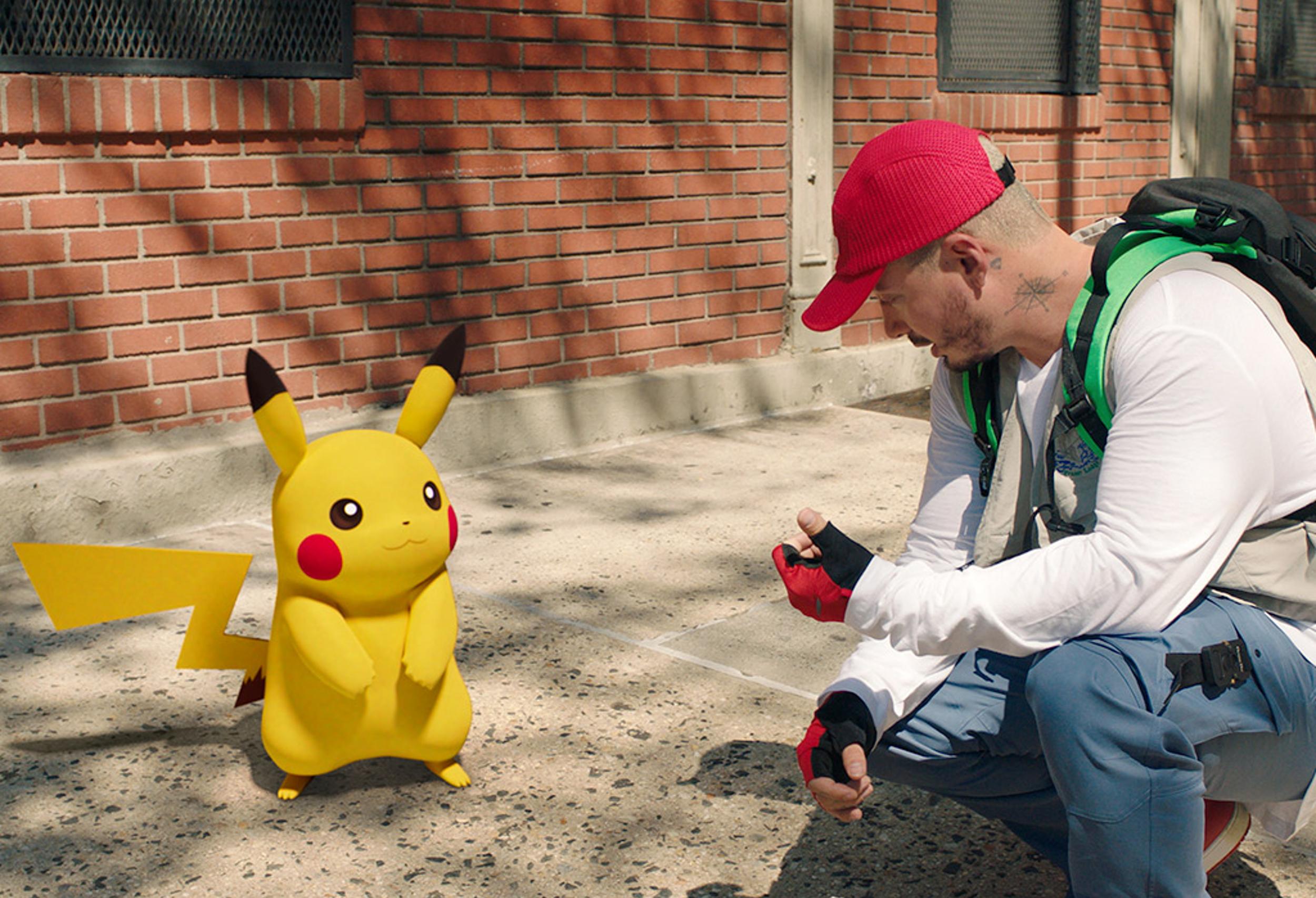 J Balvin con Pikachu en "Ten cuidado"