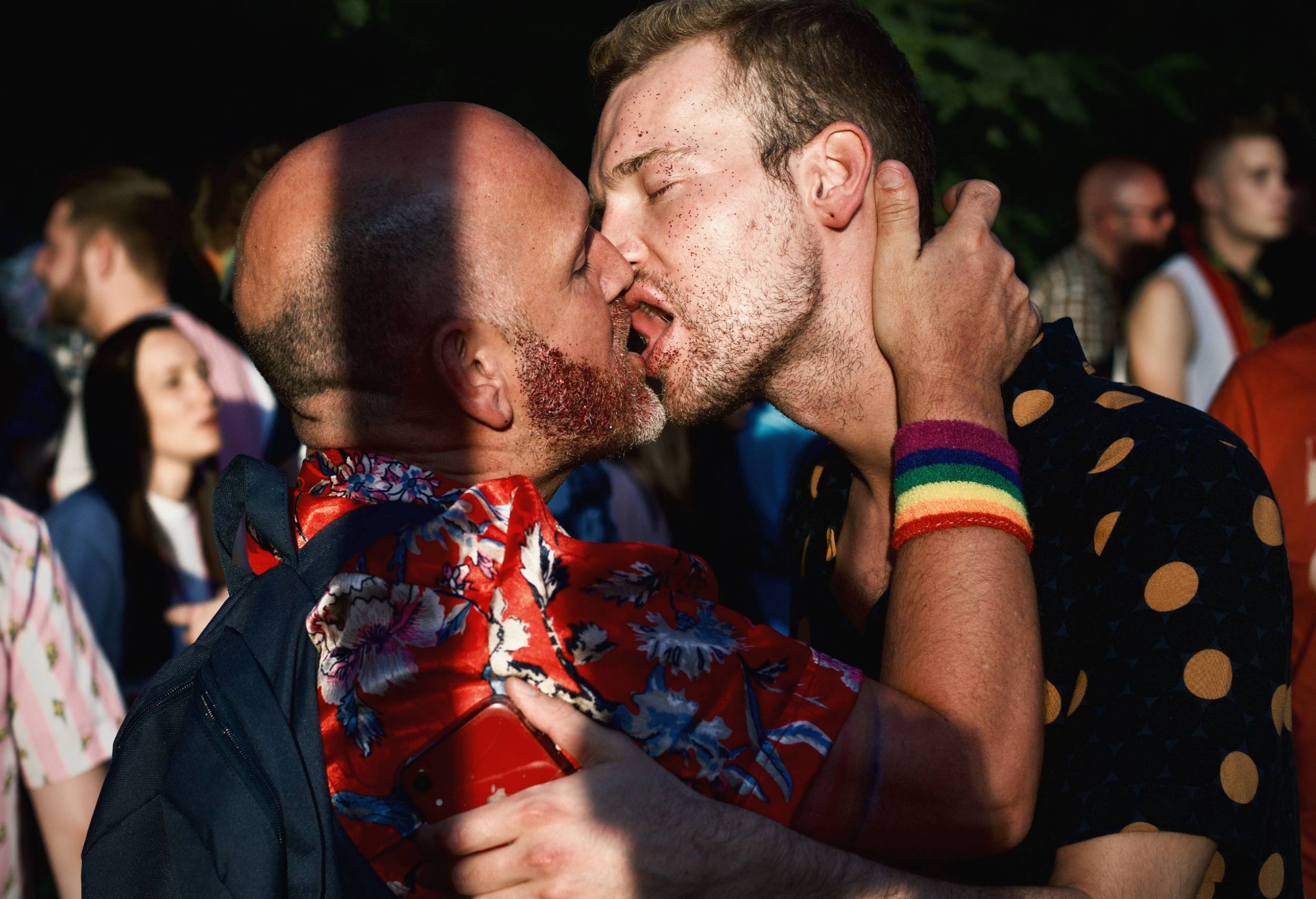 Pareja Gay besándose