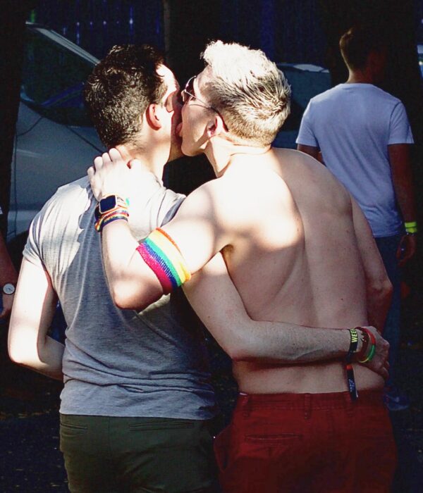 Pareja gay besándose