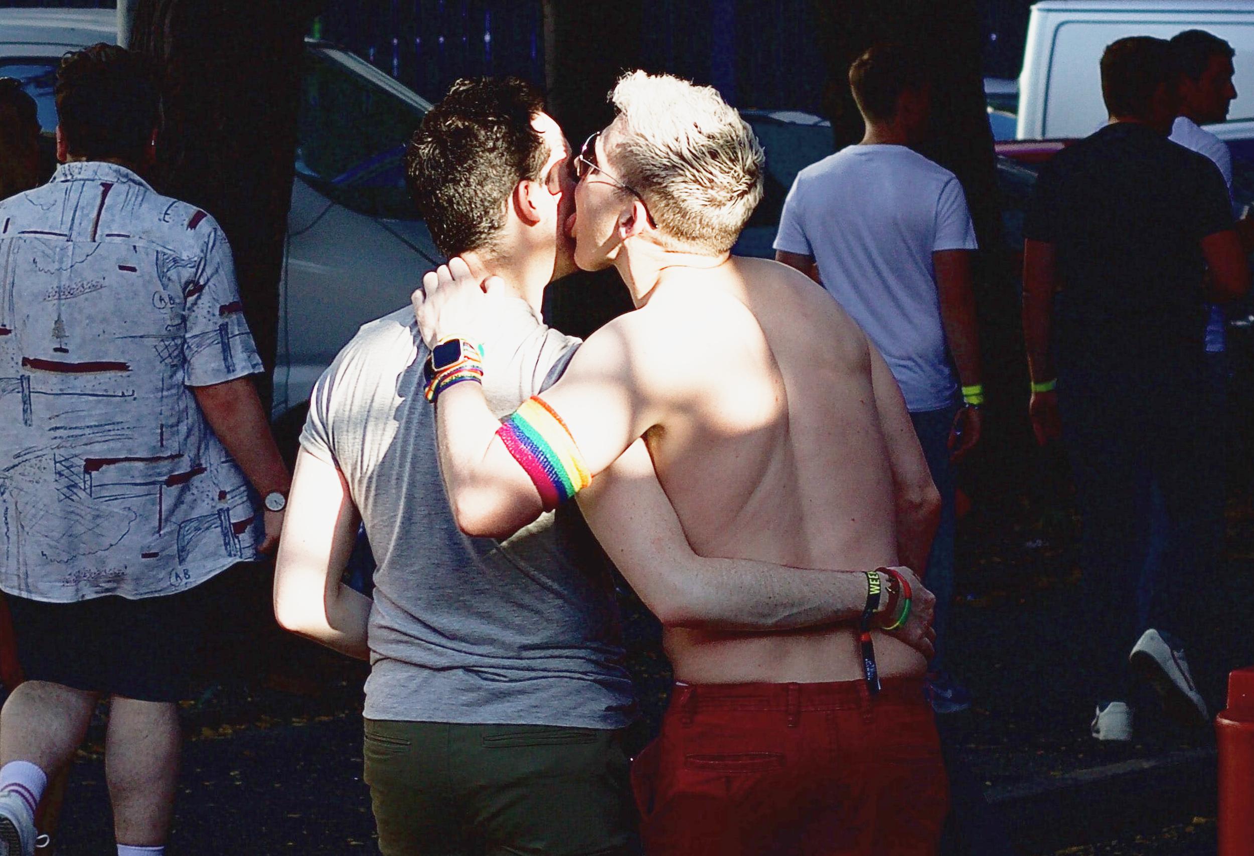 Pareja gay besándose
