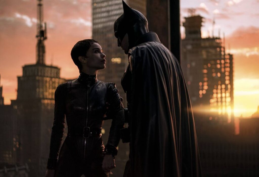 Zoe Kravitz con Robert Pattinson en una escena de Batman.