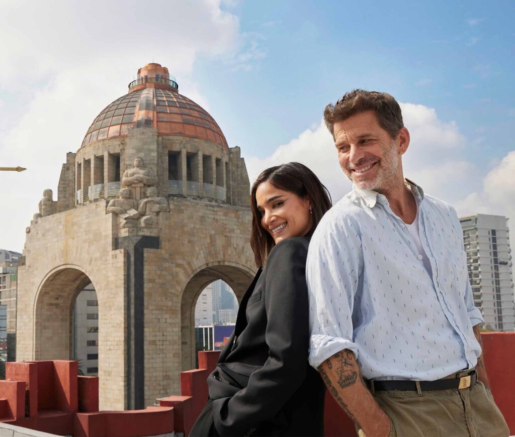 La actriz Sofia Boutella y el director Zack Snyder en Mexico-